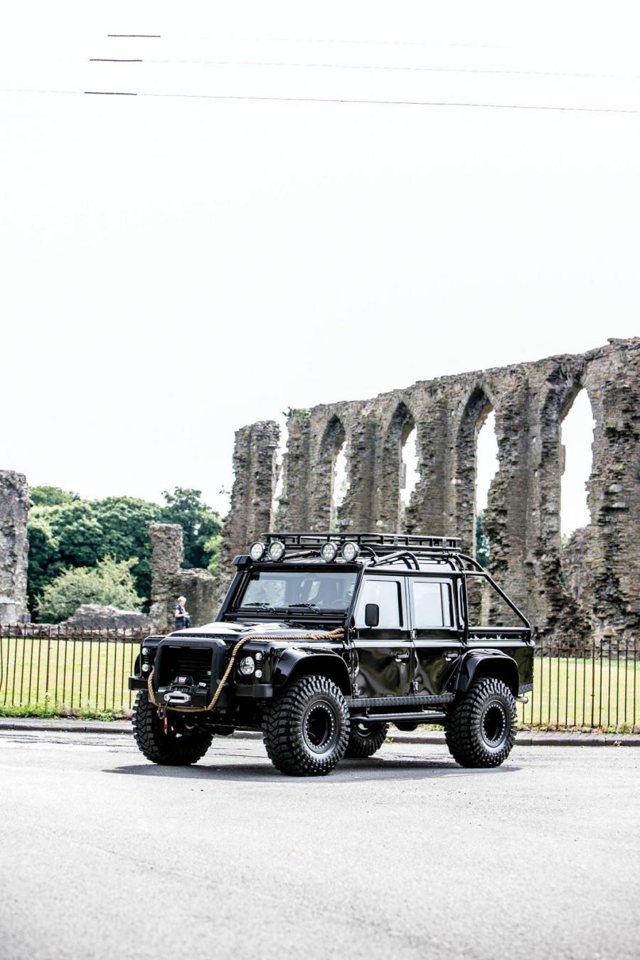  Land Rover Defender 110 James Bond Villain 2017 года  (фото 1 из 21)